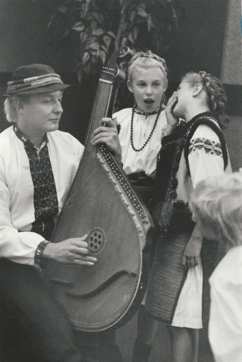 1990, August 22. DA. Chicago, Illinois. Striking the Right Chord. With Michael Ostrowskyj playing the bandura, the official national instrument, Ukrainian Cultural Center students prepare to perform at National Security Bank, 1030 W. Chicago Avenue. Tribune photo by Frank Hannes (Front)