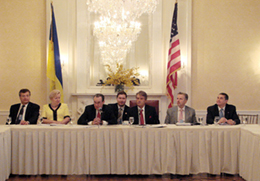 UKRAINIAN PRESIDENT YUSHCHENKO MEETS U.S.  BUSINESSMEN