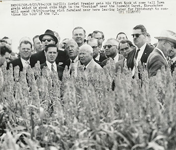 1959, September 23. GA. Coon Rapids, Iowa. Soviet Premier Khrushchev gets his first look at some Iowa grain near the Roswald Garst. UPI Telephoto (Front)