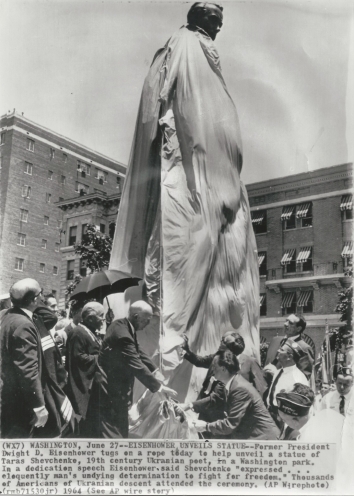 1964, June 27. CA. Washington, District of Columbia. EISENHOWER UNVEILS STATUE. Former US President Eisenhower unveils the statue of Taras Shevchenko, Ukrainian poet and artist and freedom fighter. Thousands of Americans of Ukrainian descent attended the ceremony. (Front)