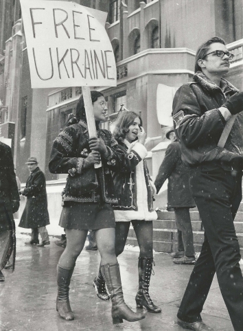 1972, February 6. AA. Detroit, Michigan. Natalia Konopada and Linda Jurkiv, American teens of Ukrainian decent protest the Soviet Union’s arrest of Ukrainian artists and intellectuals.in front of the Masonic Auditorium. Detroit News Photo by Henry F. Wittenberg (Front)