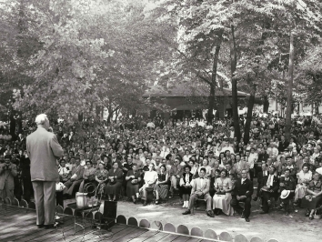 1952, August 24. AA. Chicago, Illinois. Senator Dirksen speaking for 10,000 Ukrainian Americans at annual Ukrainian day picnic. Tribune Photo (Front)