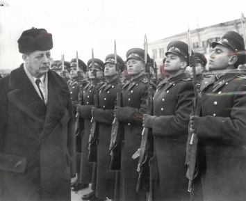 1959, March 2. AA. Kyiv, Soviet Ukraine. Wearing a black fur cap, British Prime Minister Macmillan inspected an honor guard of Russian troops on his arrival at Kyiv from Moscow. Macmillan was in Russia to explore east-west attitudes on major issues including Berlin and Germany. AP Wirephoto (Front)