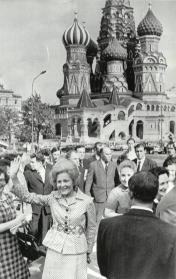 1972, May 24. DA. Moscow, Soviet Russia. RED SQUARE - Mrs. Pat Nixon waves as she walks through Red Square. AP Wirephoto (Front)