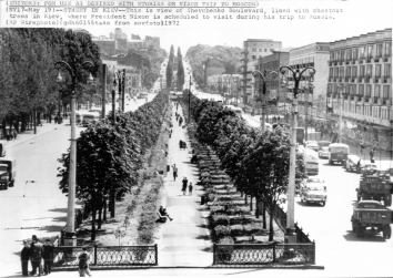 1972, May 19. BA. Kyiv, Soviet Ukraine. STREET IN KYIV - This is view of Shevchenko Boulevard, lined with chestnut trees in Kyiv, where President Nixon is scheduled to visit during his trip to Russia. AP Wirephoto