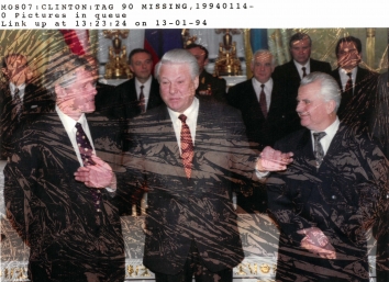 1994, January 13. CA. Moscow, Russia. Russian President Boris Yeltsin (center), Ukrainian President Leonid Kravchuk (right) and U.S. President Bill Clinton (left). REUTERS Photo by Rick Wilking (Front)