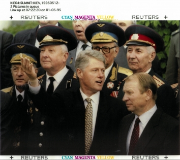 1995, May 12. DA. Kyiv, Ukraine. CIS-UKRAINE-SUMMIT - Ukrainian President Leonid Kuchma (right) and U.S. President Clinton (center) take part in the wreath laying ceremony at the Tomb of the Unknown Soldier in Kyiv on May 12. Clinton came to Kyiv for a two-day visit and yesterday signed several agreements with Kuchma on cooperation between two states. REUTERS Photo by Jim Bourg (Front)
