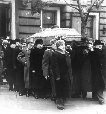 1953, March 9. DA. Moscow, Soviet Russia. PALLBEARERS CARRIED STALIN'S CASKET FROM HOUSE OF UNIONS TO RED SQUARE. From left, Shvernik, Kaganovich, Bulganin, Molotov, V. I. Stalin, Malenkov and Beria on right. UPI Photo (Front)