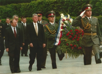 1995, May 12. CA. Kyiv, Ukraine. President Bill Clinton, center left, and President Leonid Kuchma, left, approach the Tomb of the Unknown Soldier. AP Photo by Scott Applewhite (Front)