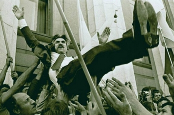 1991, August 24. IA. Kyiv, Ukraine. Ukrainian dissident Levko Lukyanenko, one of the authors of the Declaration of Independence of Ukraine, was lifted in the air in front of Verkhovna Rada after proclaiming of Independence. UNIAN Photo