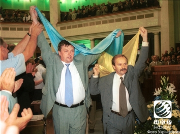 1991, August 24. GB. Kyiv, Ukraine. Ukrainian Flag is brought into the building of Verkhovna Rada. Photo by Yefrem Latskyi