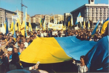 1991, August 24. KA. Kyiv, Ukraine. Ukrainian Patriots welcoming Declaration of Independence in the Square of Independence. Photo by Anatoly Sapronyenkov