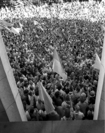 1991, August 24. JA. Kyiv, Ukraine. Rally in front of Verkhovna Rada, during the extraordinary sessions, when the Declaration of Independence was adopted. Photo by UKRINFORM