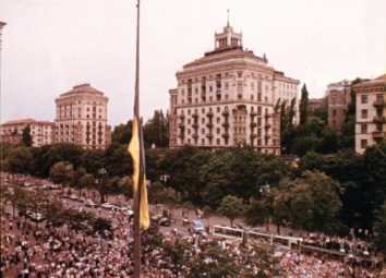 1991, August 24. KB. Kyiv, Ukraine. Raising of the National Flag in Khreshchatyk Street in front of the Kyiv City Council