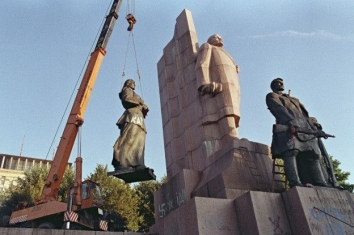 1991, August 26. MB. Kyiv, Ukraine. "Hangman". Disassembling of the Lenin monument in the Square of the October Revolution (now Independence Square). The white writing with the arrow pointing at Lenin says "Hangman" in Ukrainian. AFP Photo