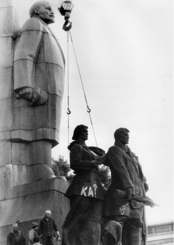 1991, August 26. MA. Kyiv, Ukraine. "Hangman". Disassembling of the Lenin monument in the Square of the October Revolution (now Independence Square). UKRINFORM Photo