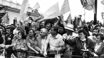 1990, July 16. CB. Kyiv, Ukraine. Rally in front of Verkhovna Rada during the vote on the Declaration of the State Sovereignty of Ukraine. Ukrainian Institute of National Memory Photo