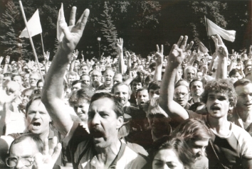 1991, August 28. NA. Kyiv, Ukraine. Thousands of pro-independence demonstrators rally in central Kyiv 28 August flashing the trident sign, emblem of Ukraine. AFP Photo by Anatoly Sapronyenkov (Front)
