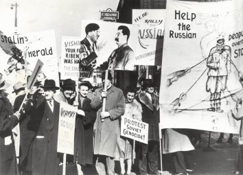 1953, February 23. AA. New York, New York. Anti-soviet pickets fill area near pier 2/23, protesting arrival on liner Queen Mary of Soviet Minister Andrei Vishinsky. The Russian diplomat is here for the opening session of the UN General Assembly. United Press Telephoto (Front)